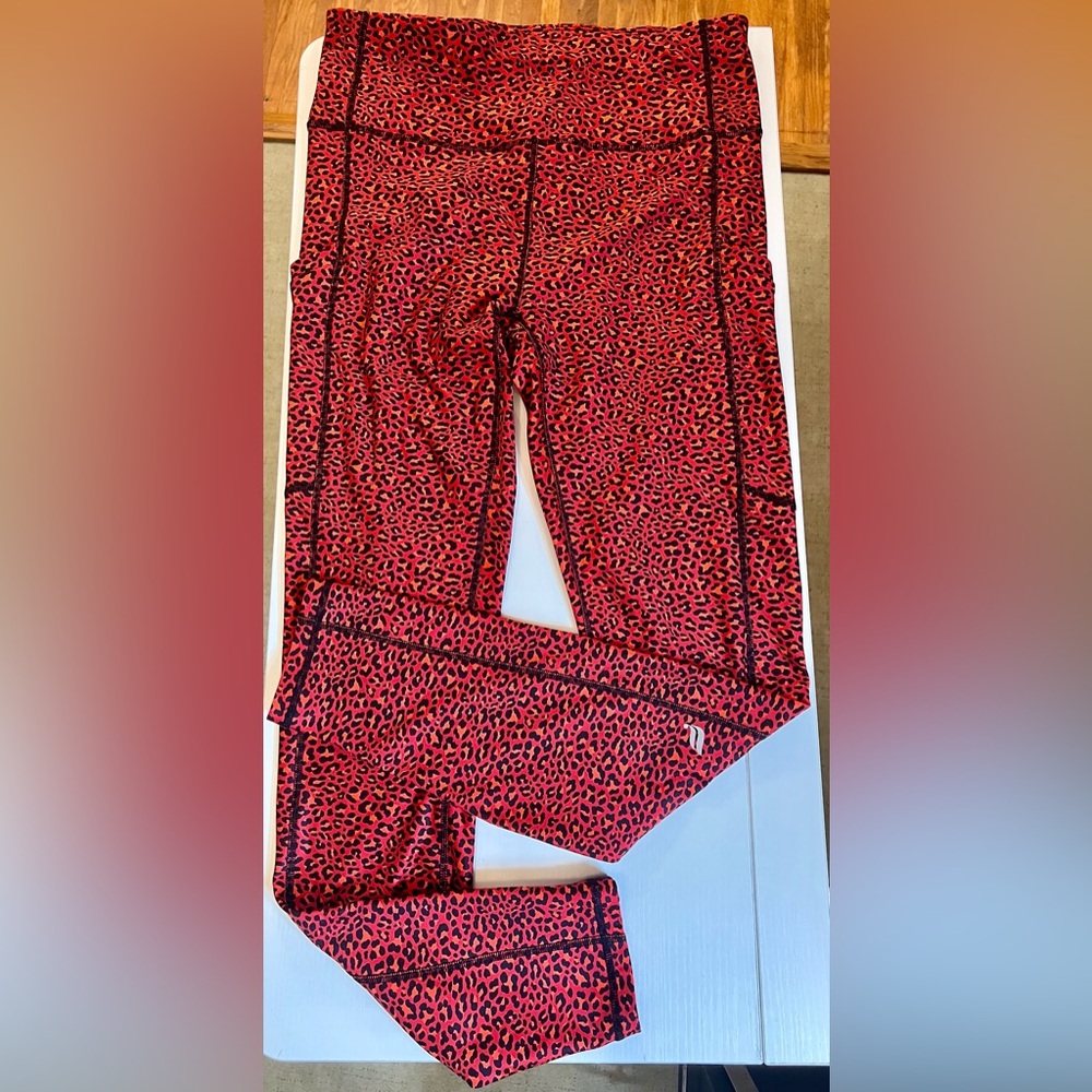 Fabletics Therma Flex High Waisted Pocket
Leggings